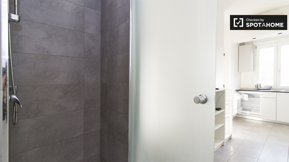 Immagine 17 di Ufficio in affitto  in Via Lorenteggio a Milano