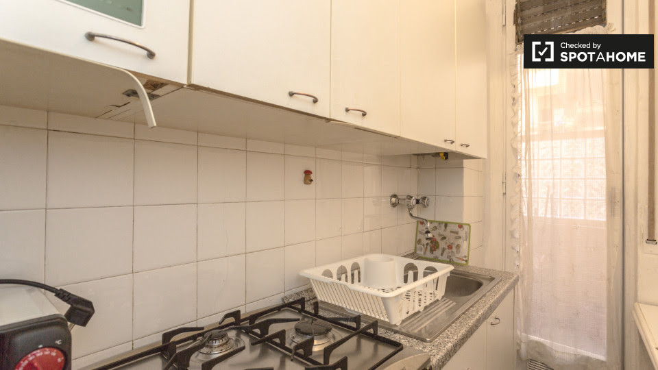 Immagine 11 di Camera condivisa in affitto  in Via Salasco a Milano