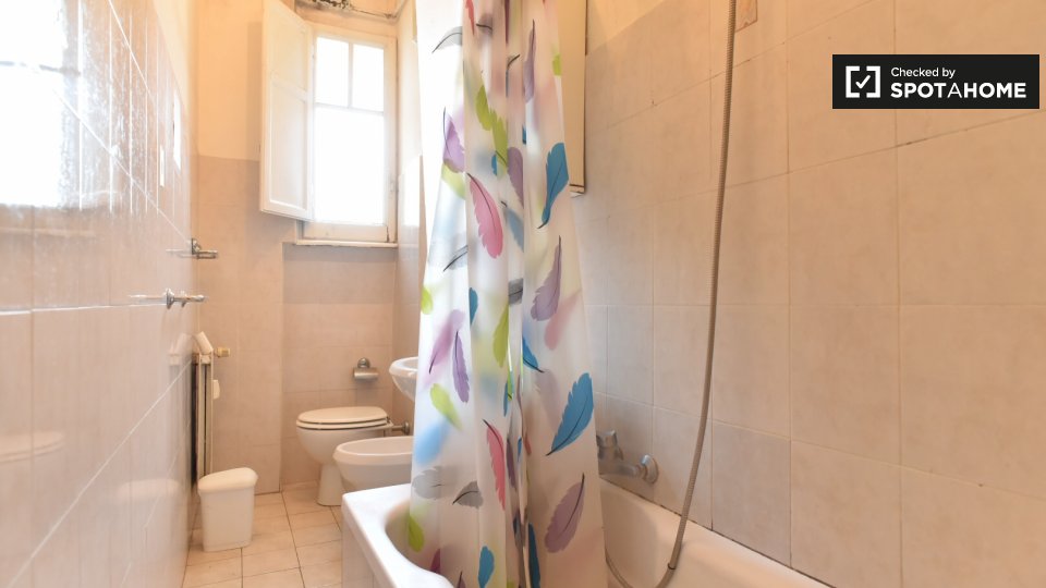 Immagine 12 di Camera condivisa in affitto  in Via Dacia a Roma