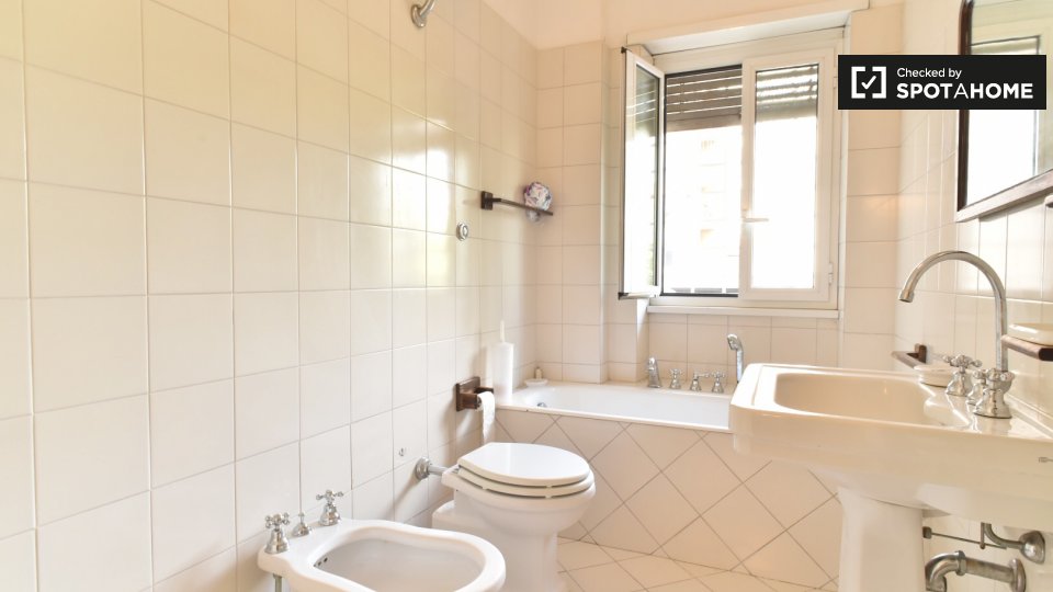 Immagine 13 di Camera condivisa in affitto  in Viale Giacomo Aicardi a Roma