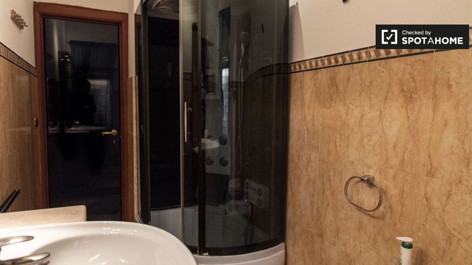 Immagine 9 di Camera condivisa in affitto  in Via Tigrè a Roma