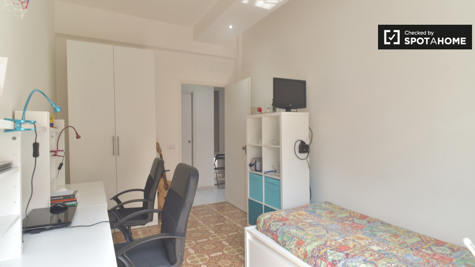 Immagine 17 di Camera condivisa in affitto  in Via Filippo Eredia a Roma