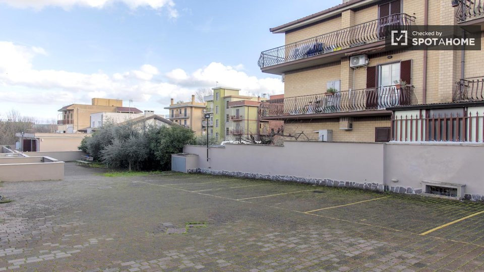 Immagine 7 di Camera condivisa in affitto  in Via di Carcaricola a Roma