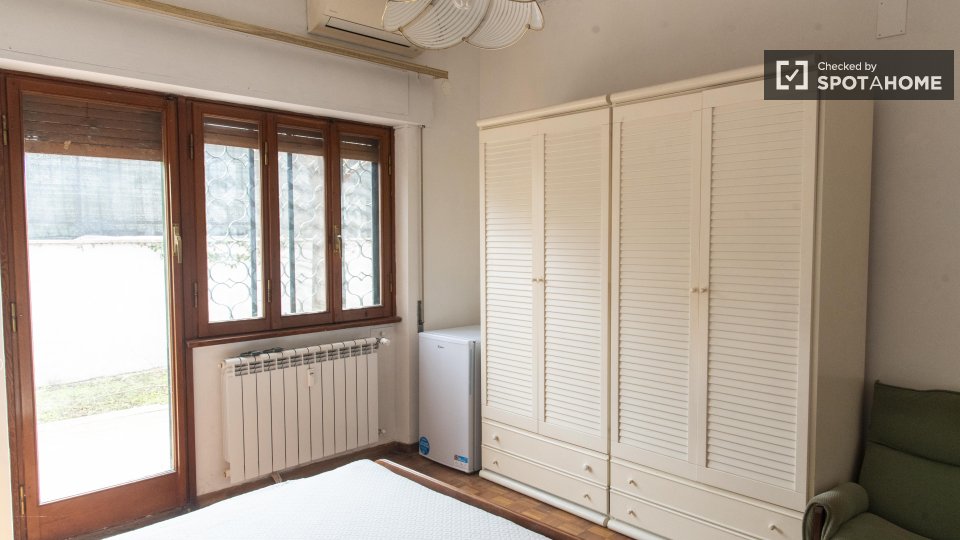 Immagine 17 di Camera condivisa in affitto  in Via dei Radiotelegrafisti a Roma