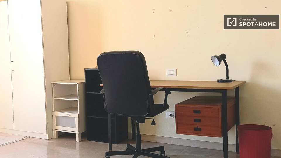 Immagine 2 di Camera condivisa in affitto  in Piazza Vittorio Emanuele II, 00185 Roma RM, Italy a Roma