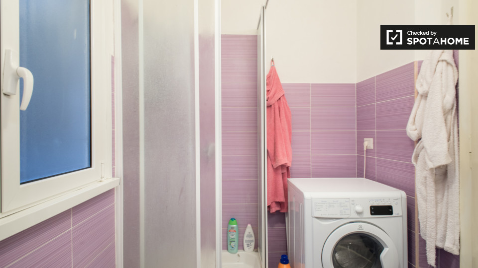 Immagine 12 di Camera condivisa in affitto  in Largo dei Colli Albani a Roma