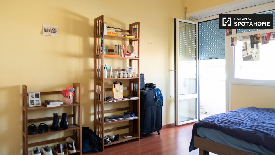 Immagine 3 di Camera condivisa in affitto  in Via Salvatore Pincherle a Roma