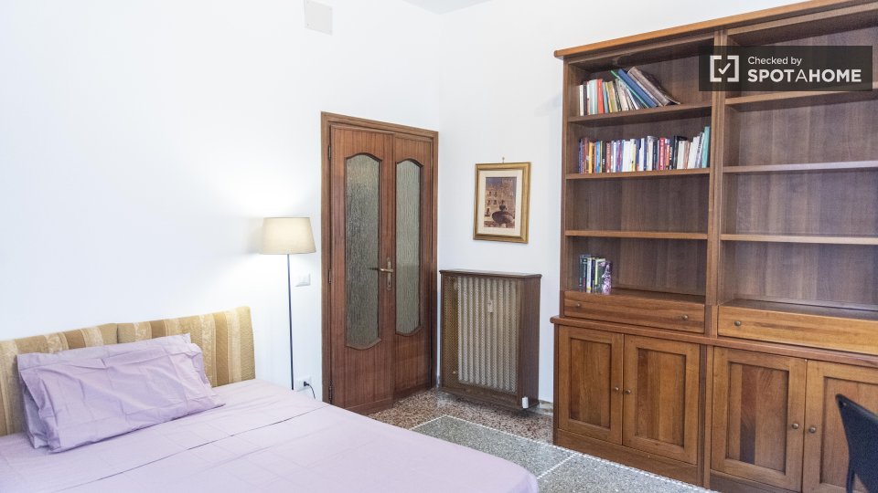 Immagine 3 di Camera condivisa in affitto  in Via Vetulonia a Roma