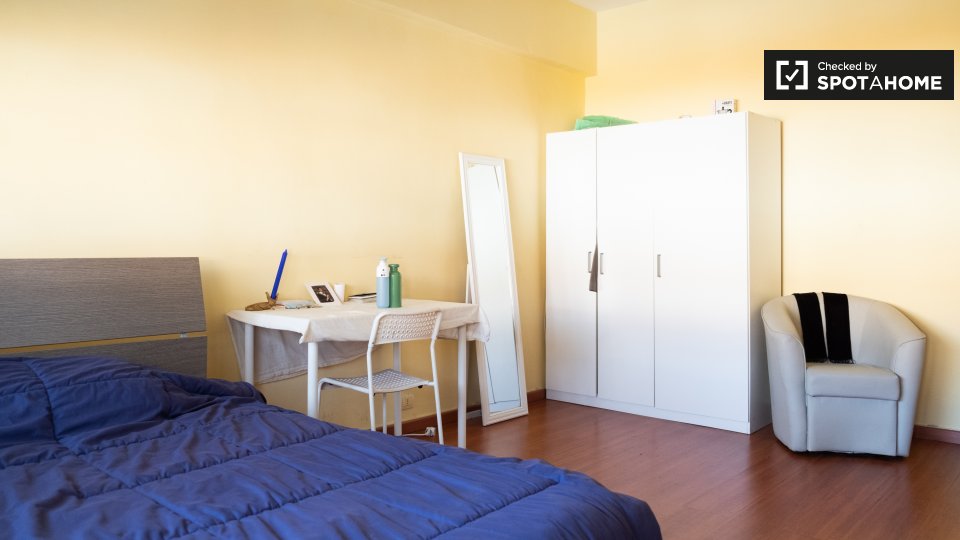 Immagine 2 di Camera condivisa in affitto  in Via Salvatore Pincherle a Roma