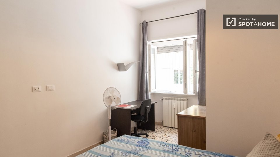 Immagine 3 di Camera condivisa in affitto  in Via Raimondo Montecuccoli a Roma