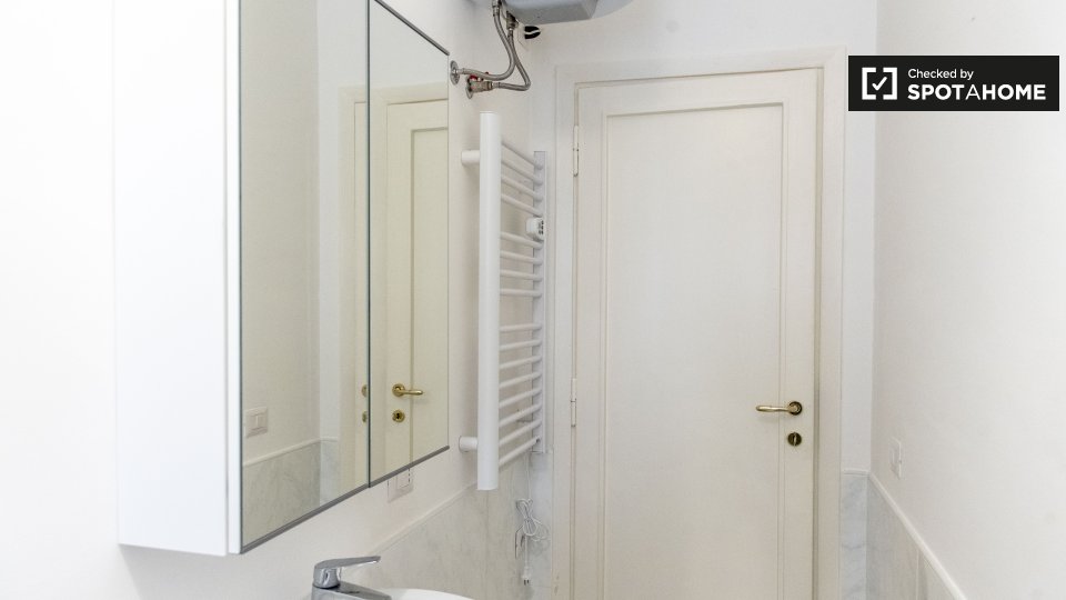 Immagine 10 di Camera condivisa in affitto  in Via Capo Miseno a Roma