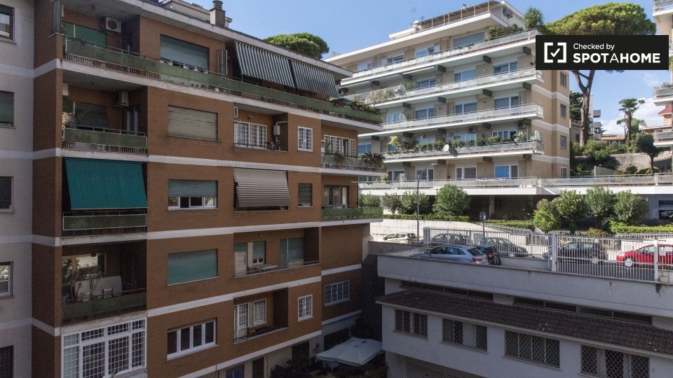 Immagine 6 di Camera condivisa in affitto  in Via Anastasio II a Roma