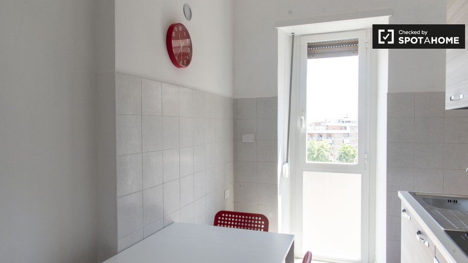 Immagine 13 di Camera condivisa in affitto  in Viale Etiopia a Roma