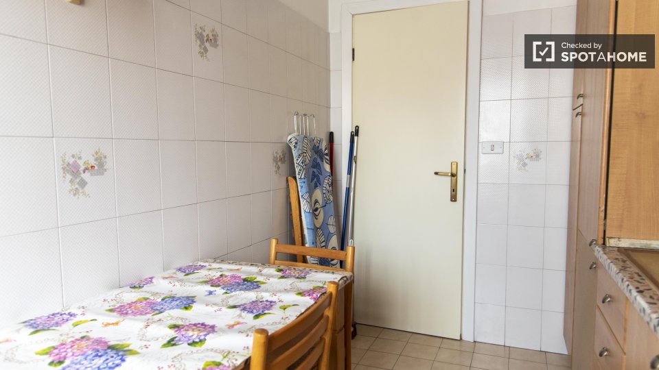 Immagine 4 di Appartamento in affitto  in Via Gian Luca Squarcialupo a Roma