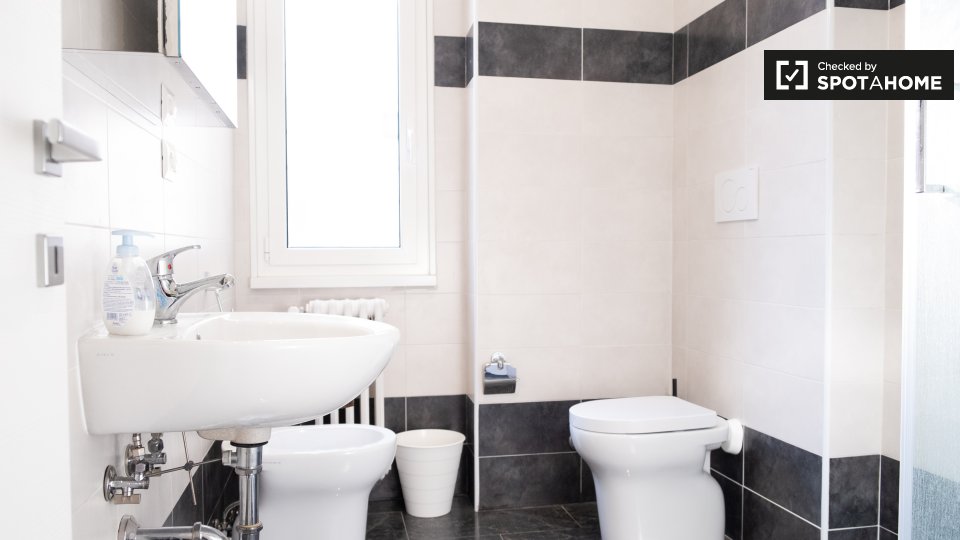 Immagine 13 di Camera condivisa in affitto  in Viale dei Salesiani a Roma