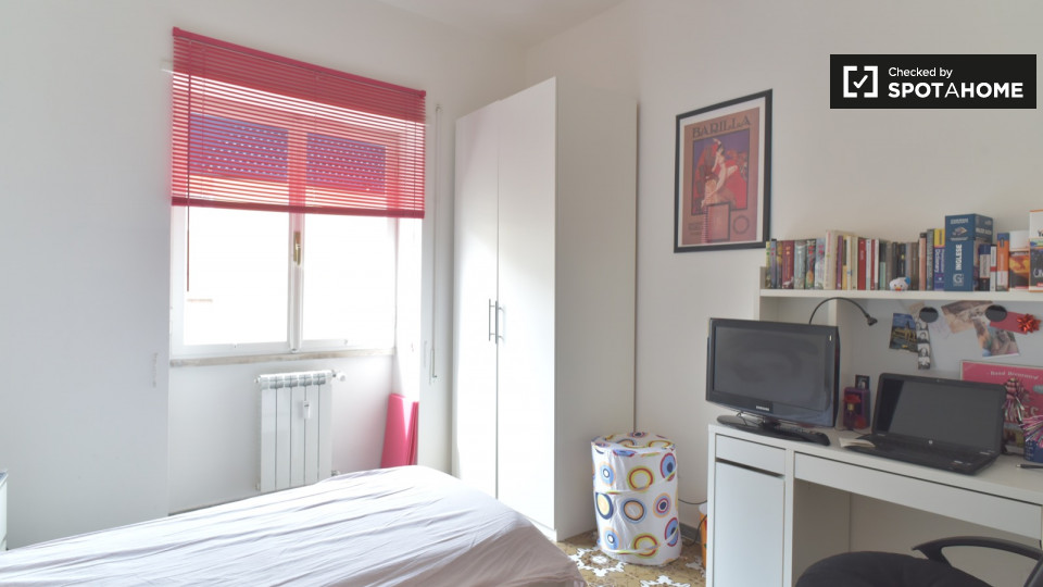 Immagine 18 di Camera condivisa in affitto  in Via Filippo Eredia a Roma