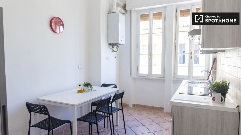 Immagine 2 di Camera condivisa in affitto  in Via Costantino Corvisieri a Roma