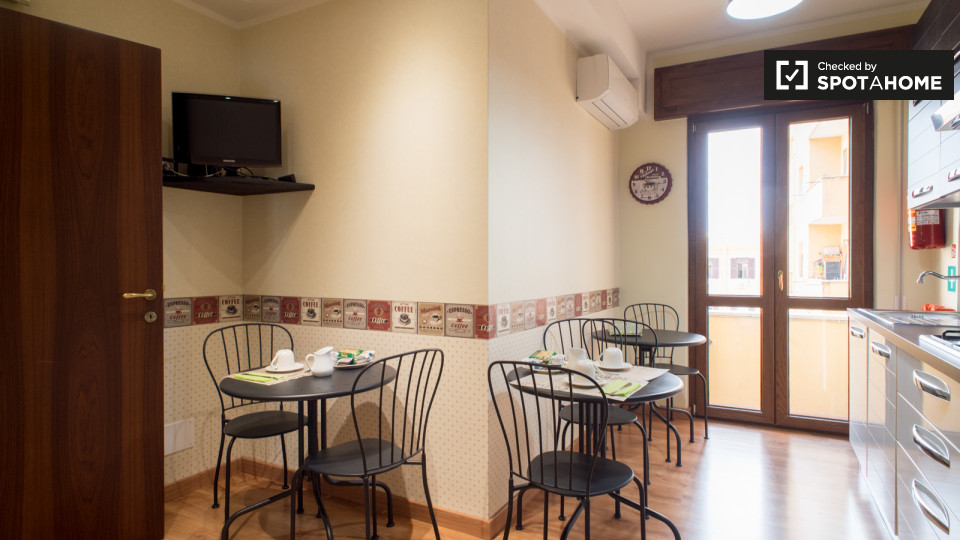 Immagine 19 di Camera condivisa in affitto  in Via Monza a Roma