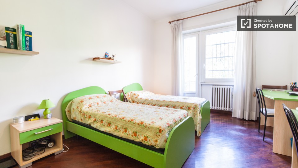 Immagine 3 di Camera condivisa in affitto  in Piazza Augusto Albini a Roma