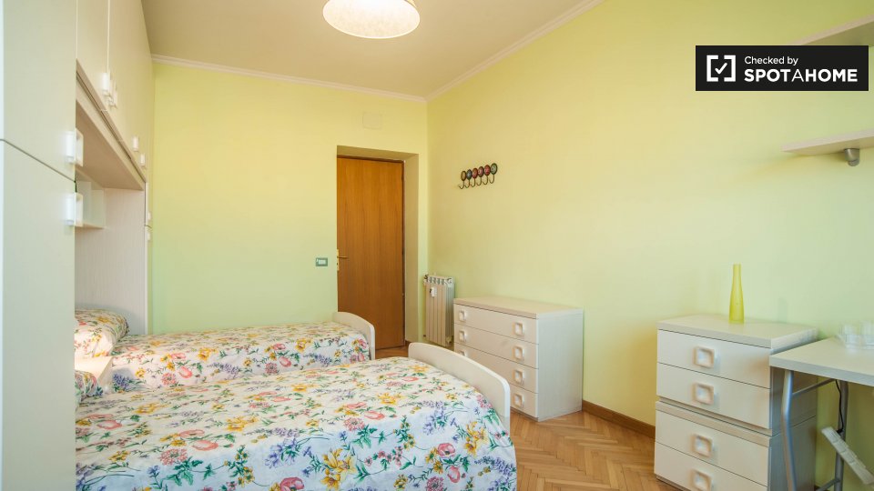 Immagine 2 di Camera condivisa in affitto  in Via Nemorense, 00199 Roma RM, Italy a Roma