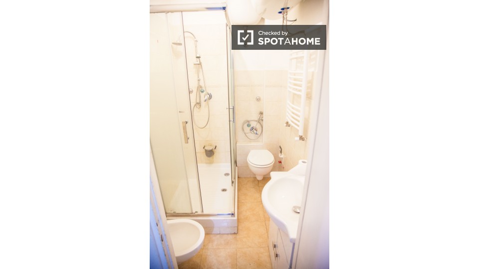 Immagine 14 di Camera condivisa in affitto  in Via Tuscolana a Roma