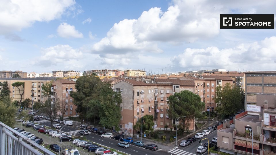 Immagine 6 di Camera condivisa in affitto  in Viale Palmiro Togliatti a Roma
