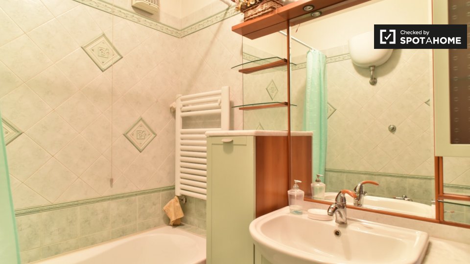 Immagine 9 di Camera condivisa in affitto  in Via Tullio Garbari, 00125 Roma RM, Italy a Roma