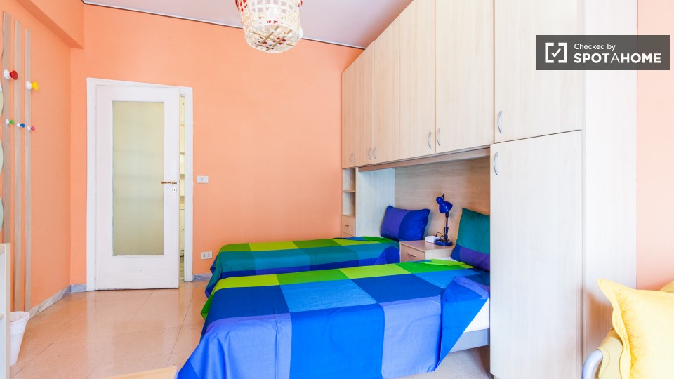 Immagine 4 di Camera condivisa in affitto  in Viale Partenope a Roma