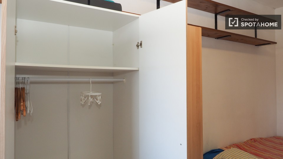 Immagine 6 di Camera condivisa in affitto  in Via dei Missaglia a Milano