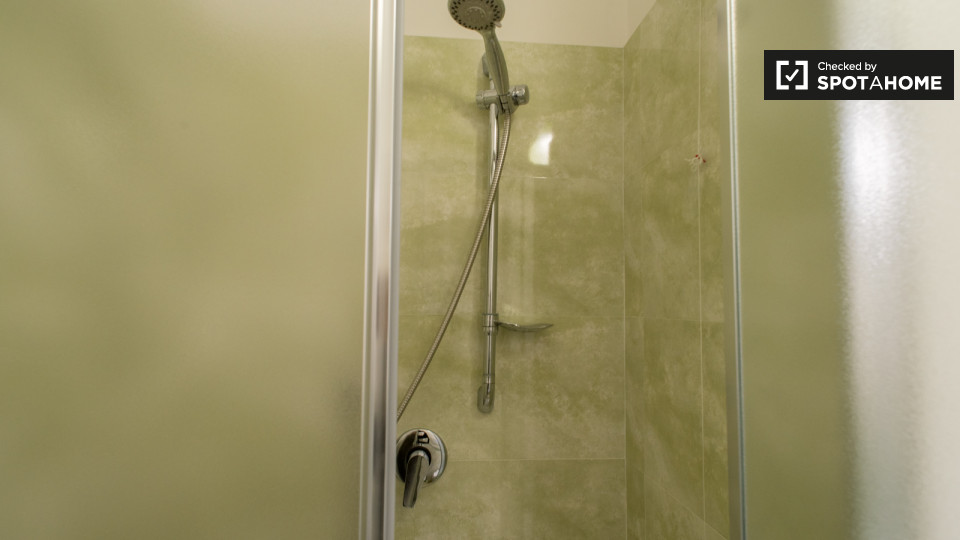 Immagine 16 di Camera condivisa in affitto  in Via Monza a Roma