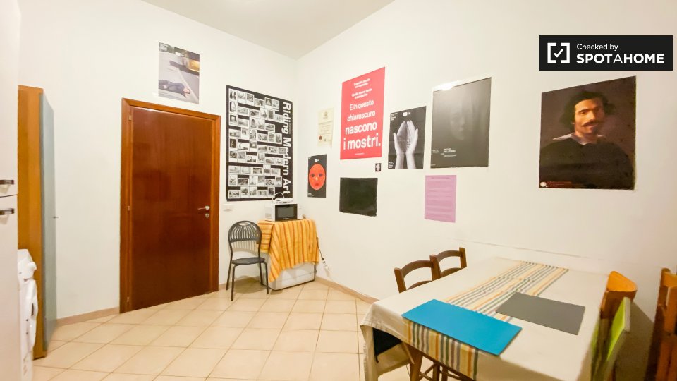 Immagine 12 di Camera condivisa in affitto  in Piazza Vittorio Emanuele II a Roma