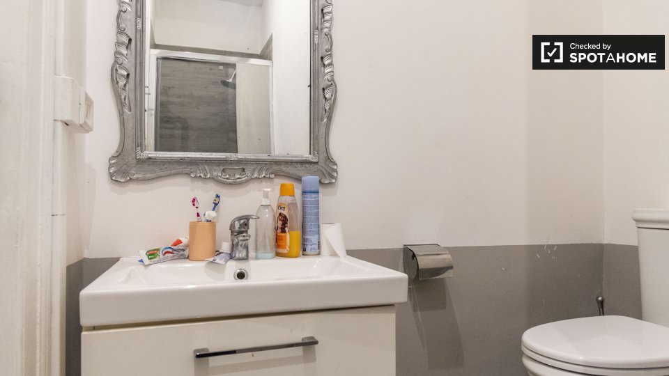 Immagine 13 di Camera condivisa in affitto  in Viale Regina Margherita, 00198 Roma RM, Italy a Roma