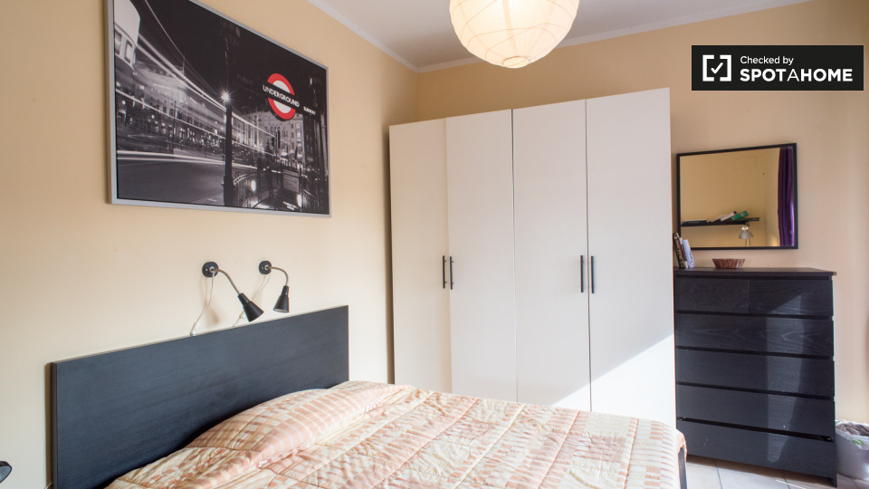 Immagine 4 di Camera condivisa in affitto  in Viale Jonio a Roma