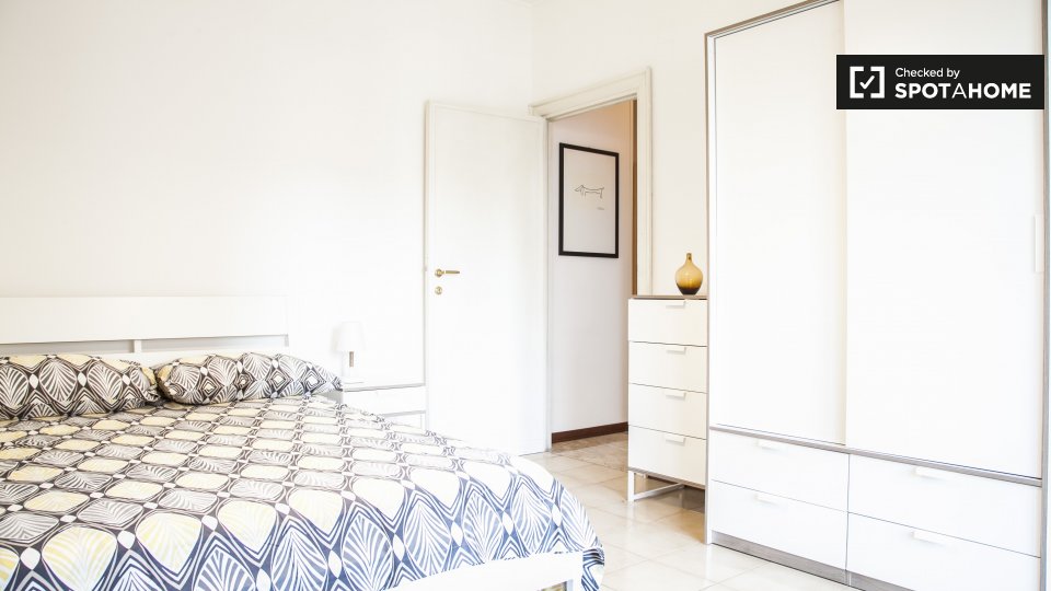 Immagine 2 di Camera condivisa in affitto  in Via Marcantonio Bragadin a Roma