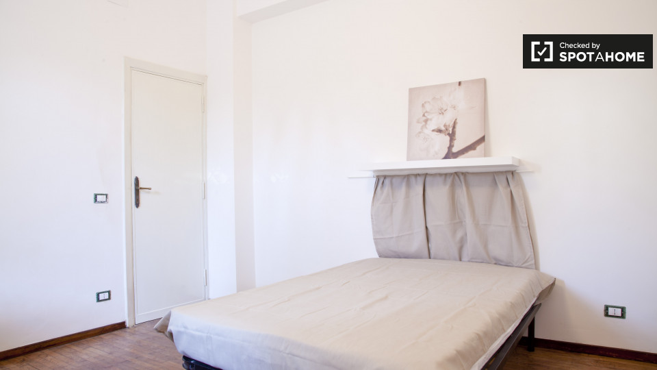 Immagine 8 di Camera condivisa in affitto  in Via Temistocle Calzecchi Onesti a Roma