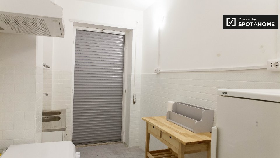 Immagine 12 di Camera condivisa in affitto  in Via Paola Falconieri a Roma