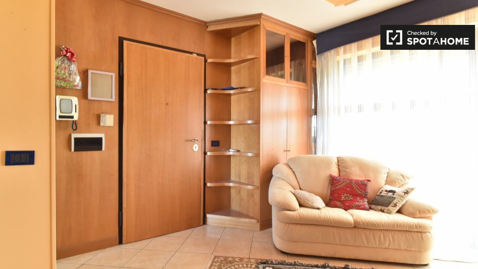 Immagine 3 di Camera condivisa in affitto  in Via Tullio Garbari, 00125 Roma RM, Italy a Roma