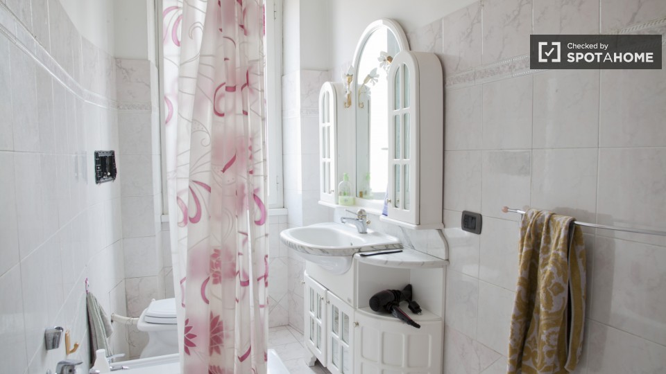 Immagine 15 di Camera condivisa in affitto  in Via dei Noci a Roma