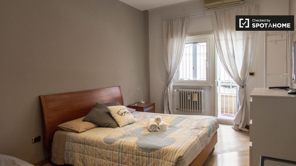 Immagine 11 di Camera condivisa in affitto  in Via Tigrè a Roma