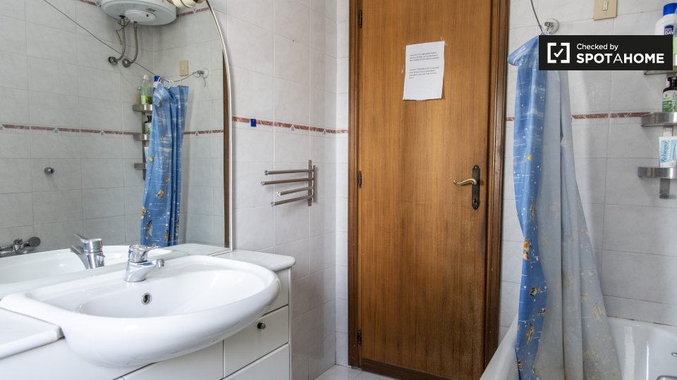 Immagine 13 di Camera condivisa in affitto  in Via Bartolomeo Colleoni a Roma