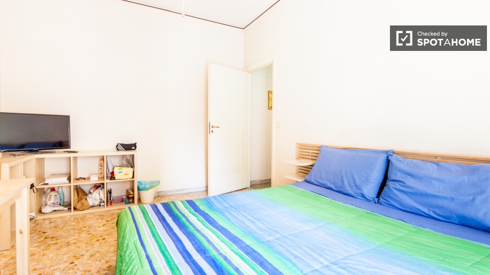 Immagine 7 di Camera condivisa in affitto  in Viale Partenope a Roma