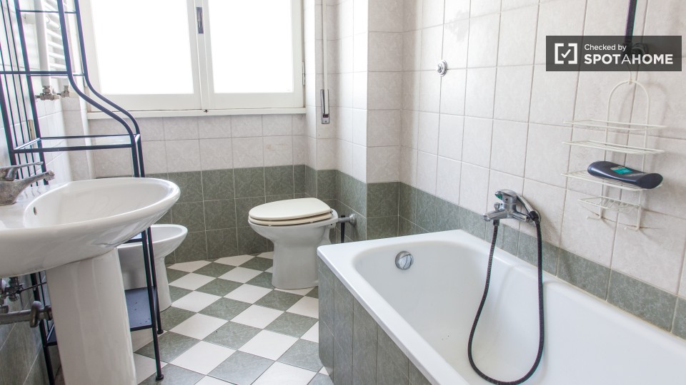 Immagine 10 di Camera condivisa in affitto  in Viale Jonio a Roma