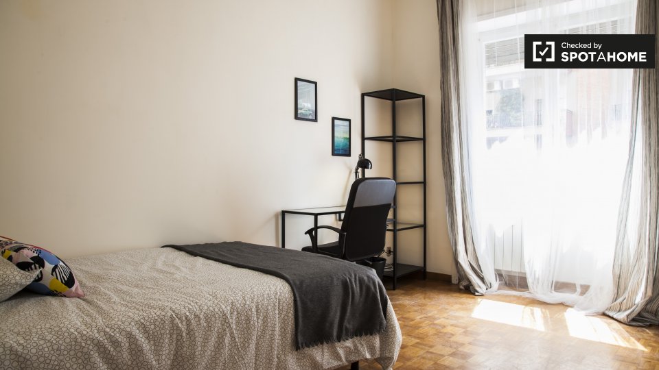 Immagine 4 di Camera condivisa in affitto  in Via Angelo Emo, 00136 Roma RM, Italy a Roma