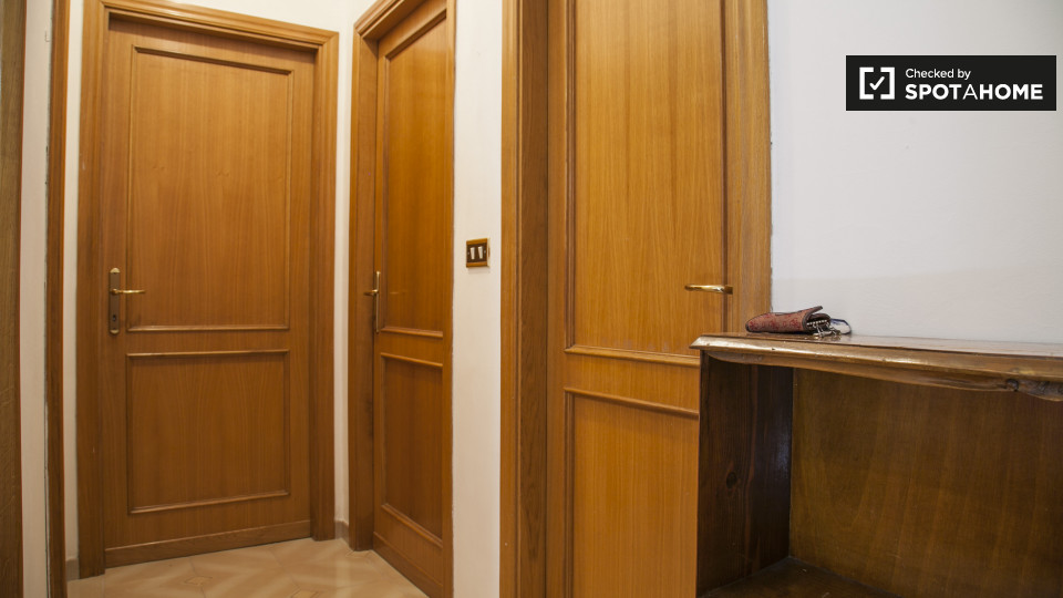 Immagine 15 di Camera condivisa in affitto  in Via Sestio Menas a Roma