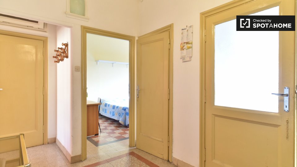 Immagine 16 di Camera condivisa in affitto  in Via Dacia a Roma