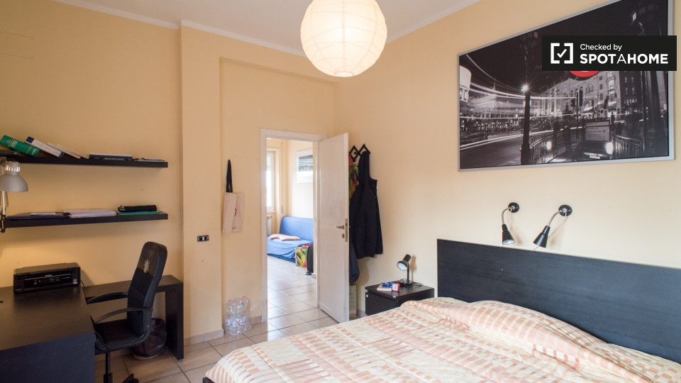 Immagine 18 di Camera condivisa in affitto  in Viale Jonio a Roma