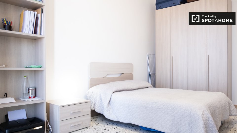 Immagine 10 di Camera condivisa in affitto  in Viale dei Salesiani a Roma