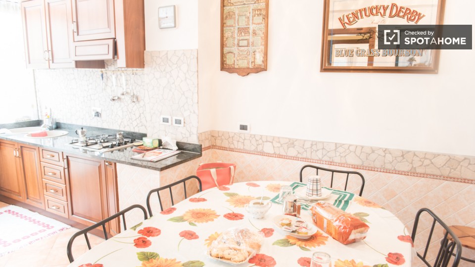 Immagine 12 di Camera condivisa in affitto  in Via Francesco Vettori a Roma