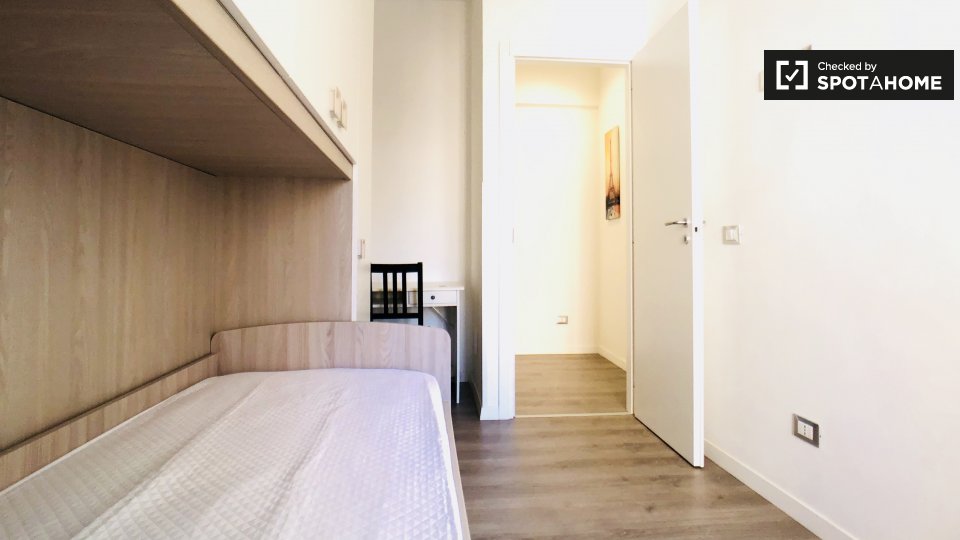 Immagine 15 di Camera condivisa in affitto  in Via Valdarno a Roma