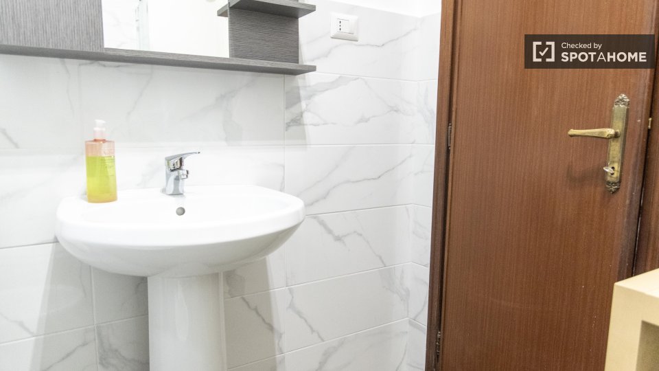 Immagine 16 di Camera condivisa in affitto  in Via Vetulonia a Roma